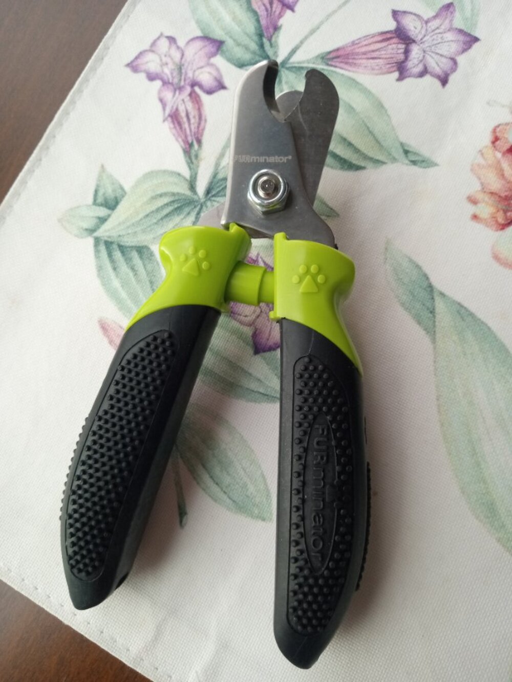 FURminator nail clippers dogs & cats ~ locking + adjustable paw guard + silicone